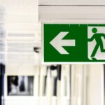 Drogi ewakuacyjne i systemy awaryjne w halach prefabrykowanych – kluczowe zasady projektowania
