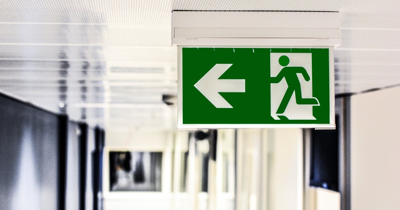 Drogi ewakuacyjne i systemy awaryjne w halach prefabrykowanych – kluczowe zasady projektowania